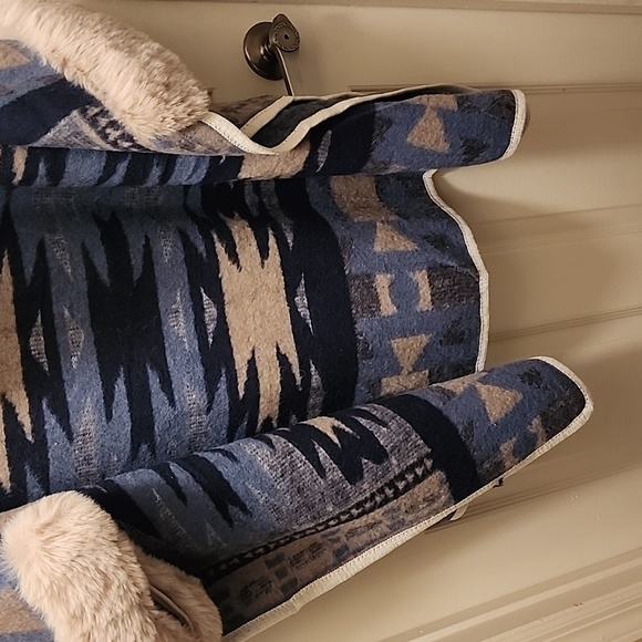 Cape - Picture 4 of 4